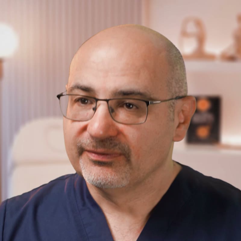 Porträtt av Dr. Layth Gurgia, specialistläkare i plastikkirurgi vid Vivaci Klinik