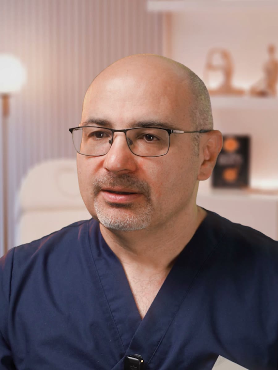 Dr. Layth Gurgia, specialistläkare i plastikkirurgi, i mottagningsrummet på Vivaci Klinik i Solna